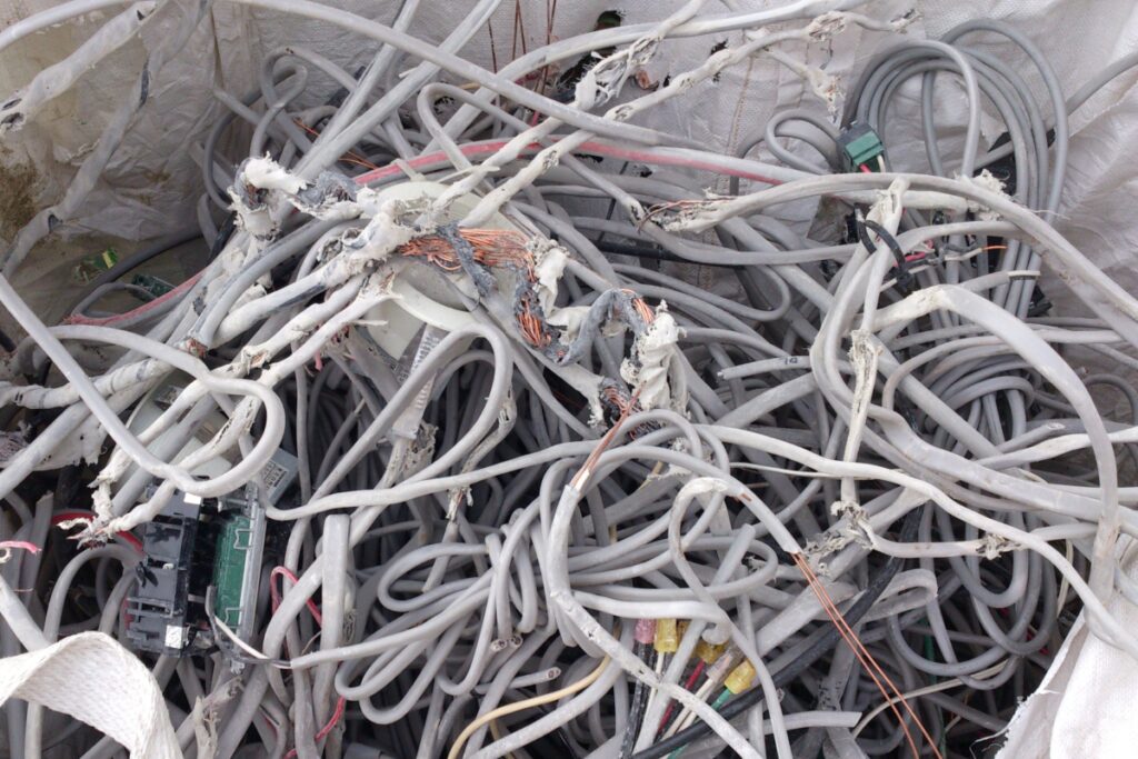 家解体前には電話線以外のケーブル・ライフラインの撤去も必要!