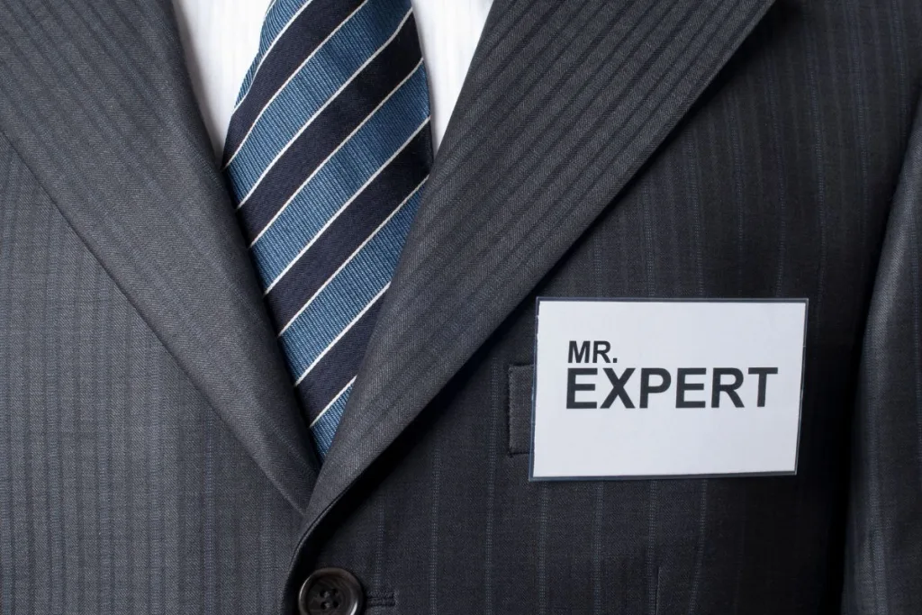 MR.EXPERTの名札をつけたスーツ姿の人物