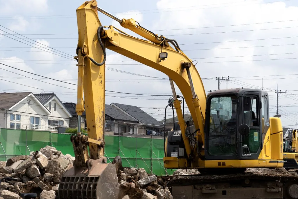 ショベルカーを使用した解体工事