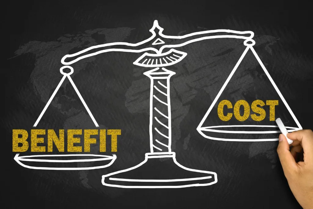 BENEFITとCOSTを天秤にかけているイラスト