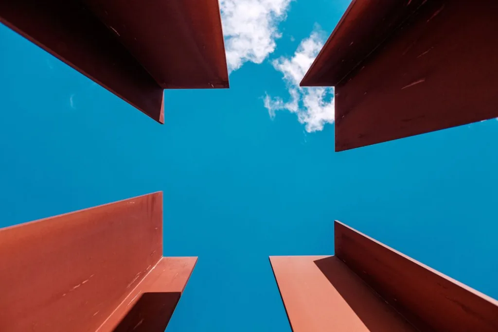 鉄骨と青空