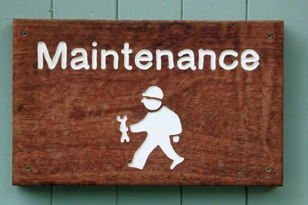 Maintenanceと書かれた板