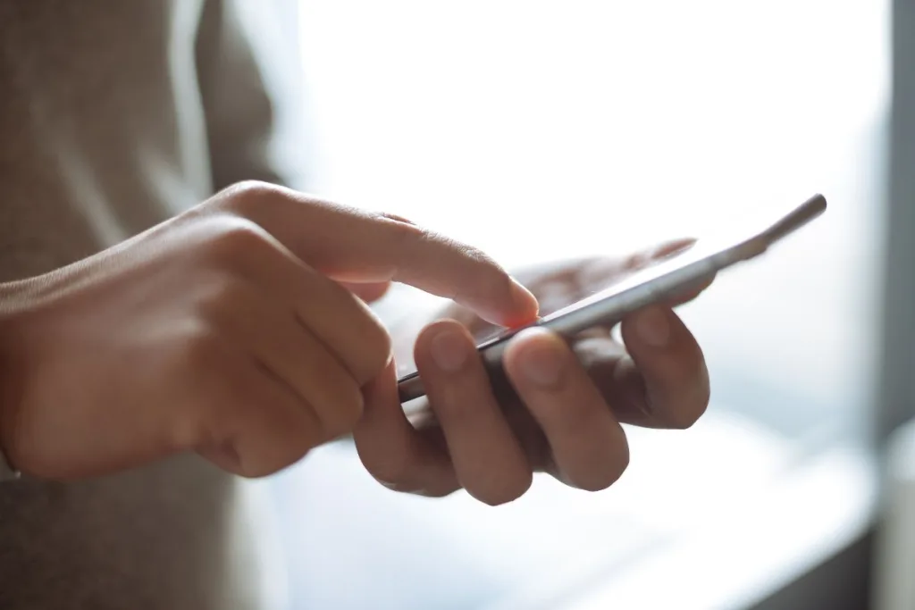 スマートフォンを操作する様子