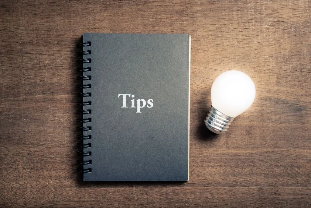 Tipsと書かれたノートと電球