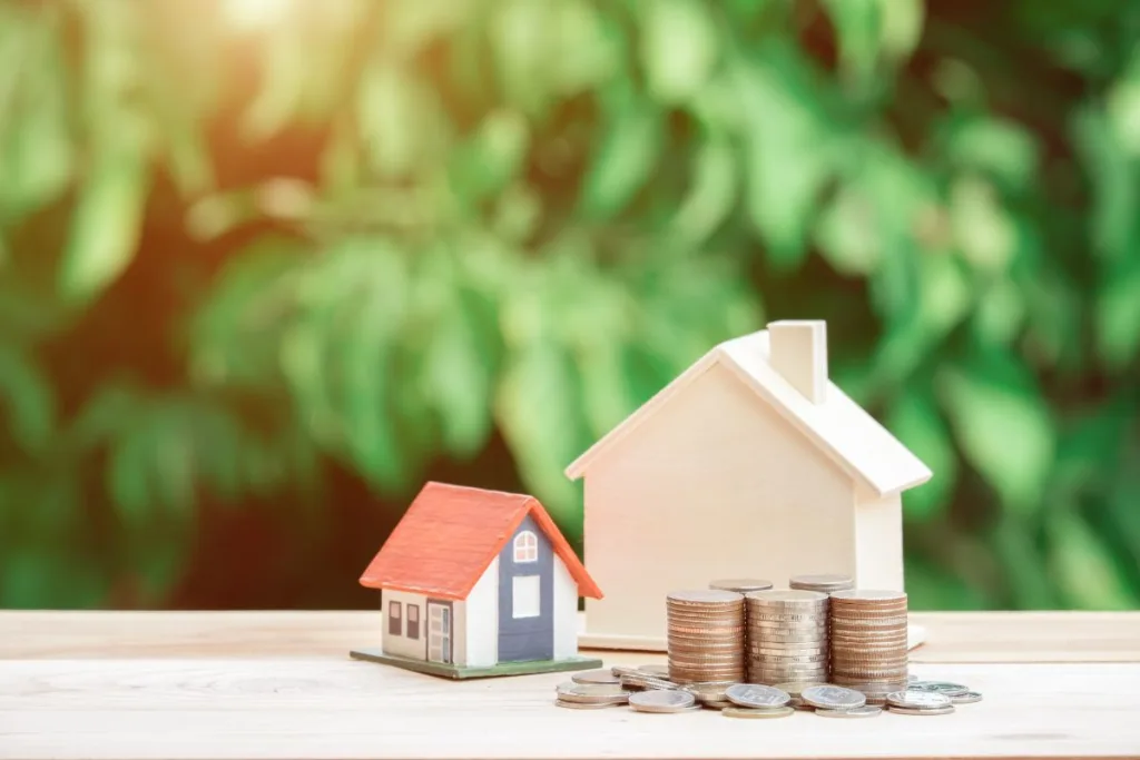 住宅の模型とお金