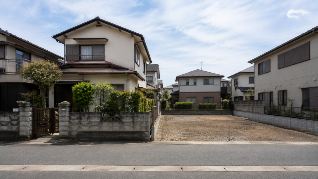 住宅が建つ土地と更地を並べた、住宅用地特例による固定資産税の違いのイメージ