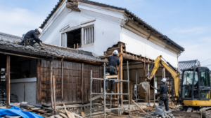蔵など伝統的な日本家屋を手作業で慎重に解体する特殊解体の様子