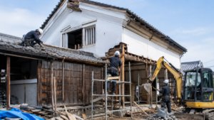 蔵など伝統的な日本家屋を手作業で慎重に解体する特殊解体の様子